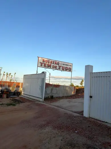Portão do Sucatão Tem de Tudo com a placa na CE-356